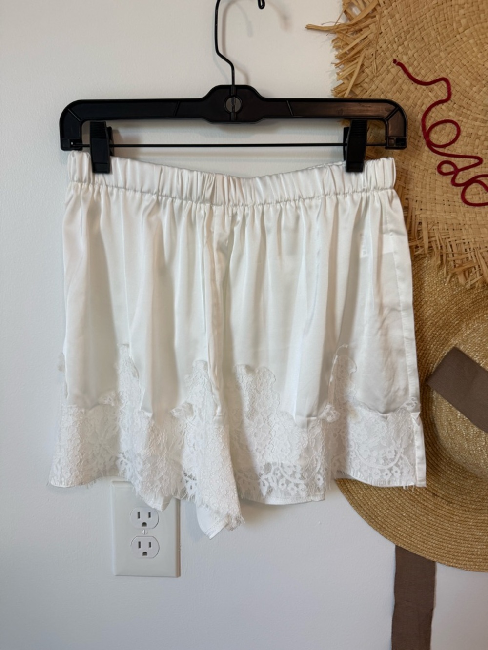 White Lace Trim Elastic Waist Shorts